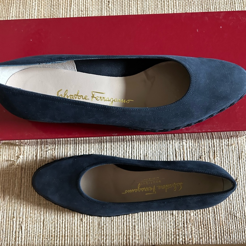 Salvatore Ferragamo Navy Flats 7B